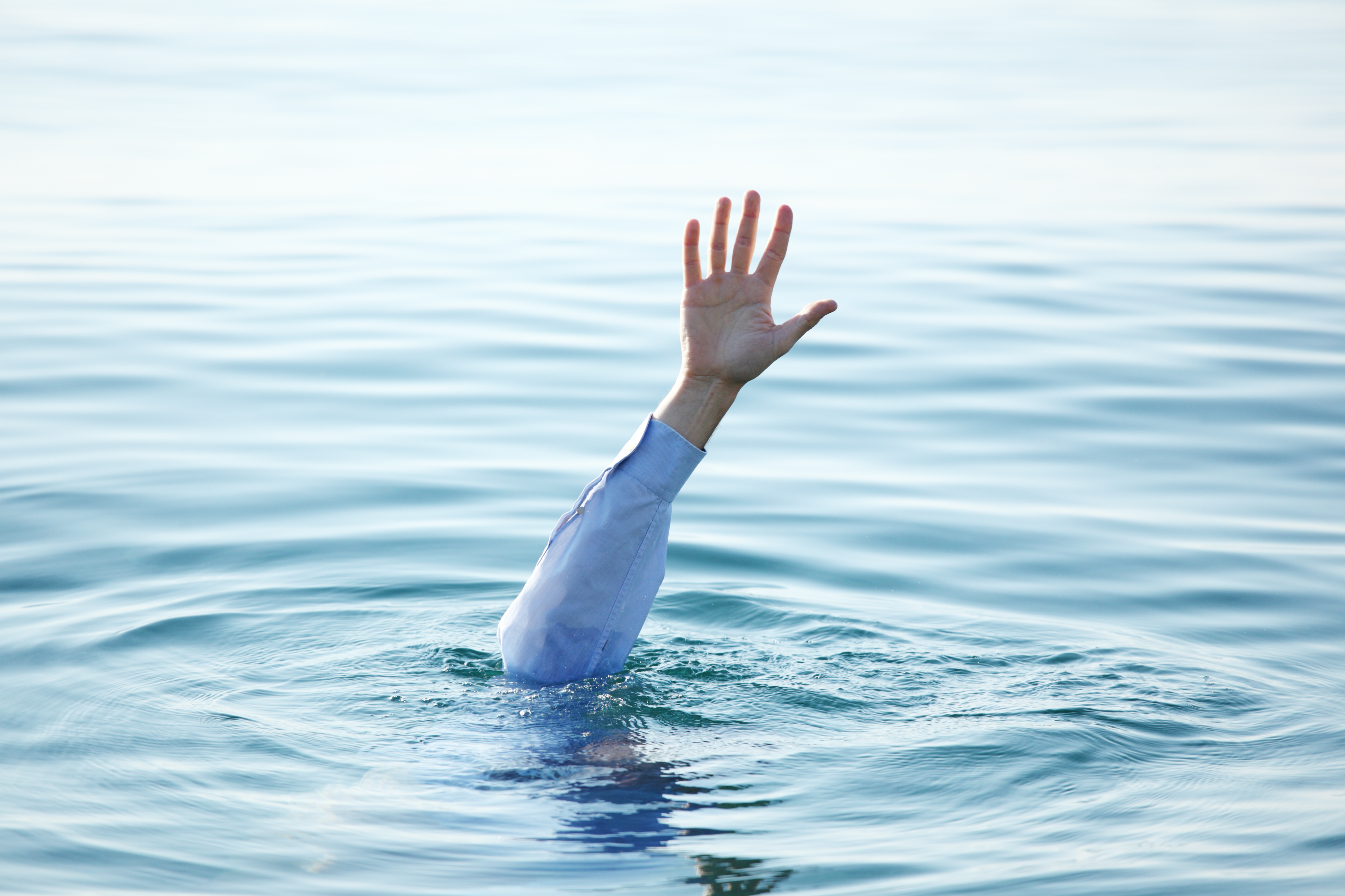 Живой утонуть. Тонущий человек. Человек тонет в воде. Вода и человек. Вода в руках.